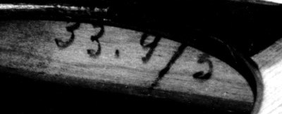 Bleistiftsignatur auf der Deckenquerleiste oberhalb des Schalloches; Inv.-Nr. 4769; Modell Torres; 1938